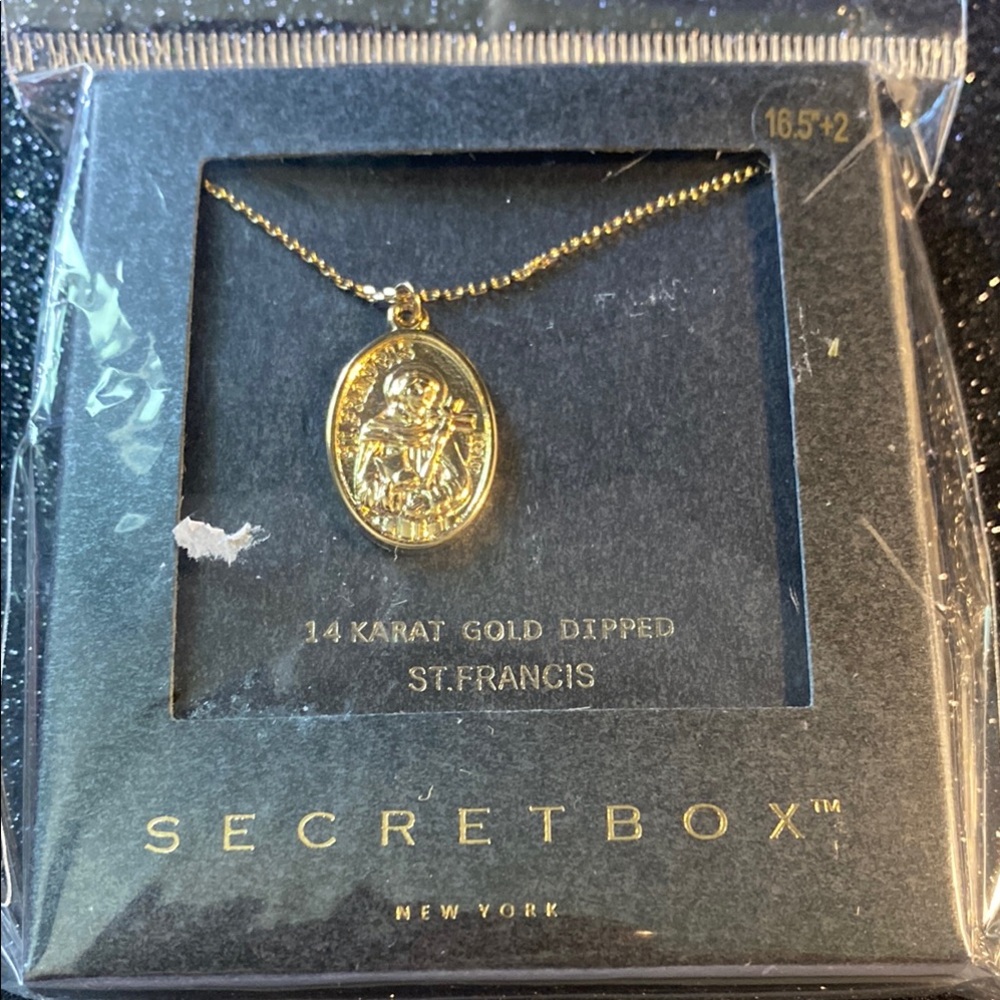 Gold Oval Pendant Necklace with Intricate Design